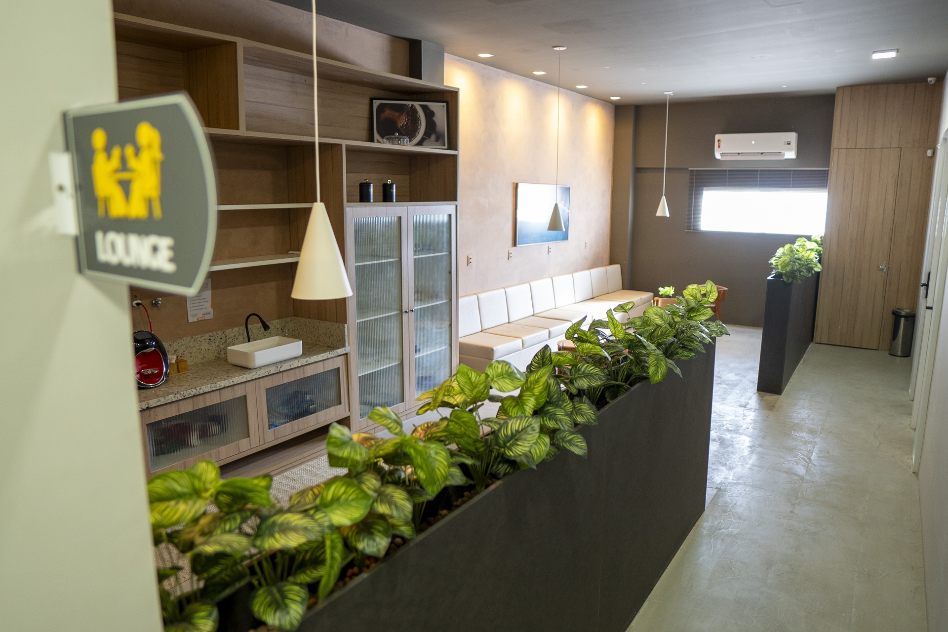 Corredor e Lounge 1601 Business Center Medical