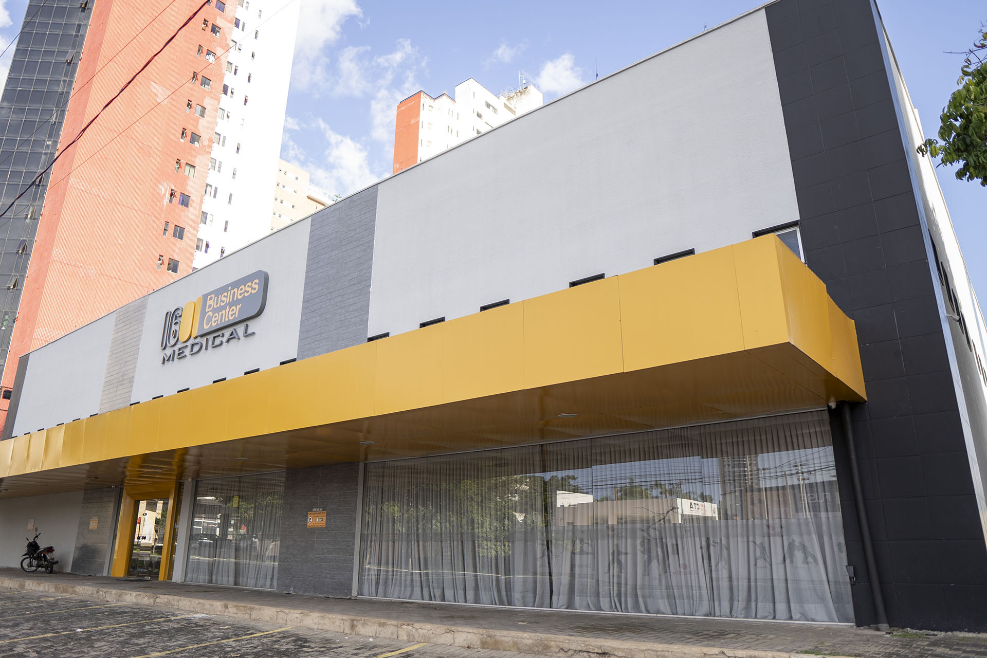 Esquina Fachada 1601 Business Center Medical