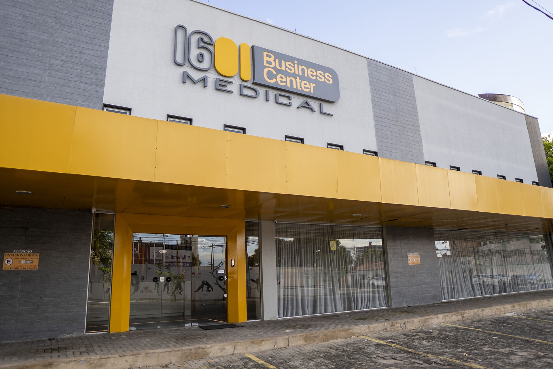 Fachada Frontal 1601 Business Center Medical